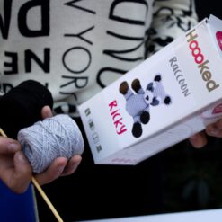 DIY Crochet Kit Raccoon Ricky – Eco Barbante | Haakpakket Wasbeer