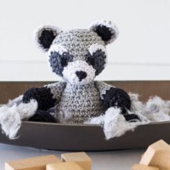 DIY Crochet Kit Raccoon Ricky – Eco Barbante | Haakpakket Wasbeer